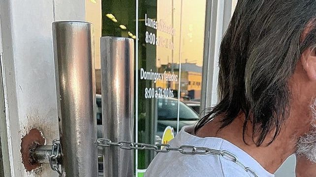 Vea: despedidos se encadenaron en la puerta del supermercado