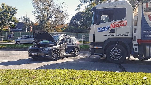 Impactante choque entre un camión y un automóvil en Alem y Sarmiento.&nbsp;