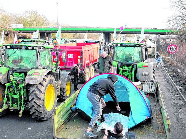 En pie de guerra. Las protestas llegaron a bloquear el ingreso a Paris y se difundieron por toda Europa.