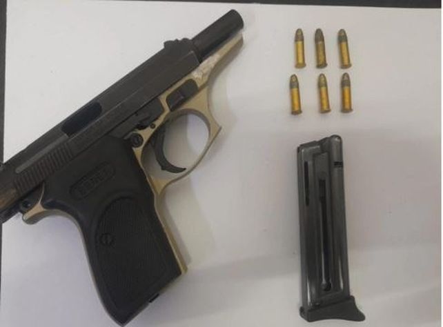 Dos hombres. Fueron enviados a prisión preventiva por desviar 17 armas al mercado ilegal.