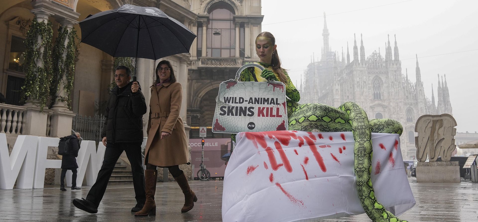 Una activista de PETA (Personas por el Trato Ético de los Animales) realizó una protesta contra el uso de pieles de reptiles, afuera de un centro de moda, en Milán, Italia, el martes 25 de febrero de 2024. (Foto AP/Luca Bruno) Una activista de PETA (Personas por el Trato Ético de los Animales) realizó una protesta contra el uso de pieles de reptiles, afuera de un centro de moda, en Milán, Italia, el martes 25 de febrero de 2024. (Foto AP/Luca Bruno)