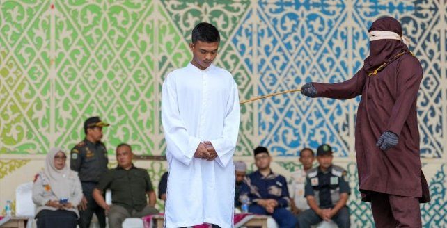 Indonesia: condenaron a 21 azotes a una pareja por besarse en TikTok