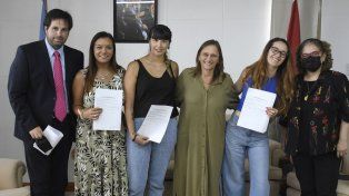 El equipo de la Secretaría de Mujeres, Género y Diversidad, junto a la ministra de Desarrollo Social, Marisa Paira.