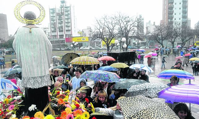 bajo el agua. La imagen del santo llegó a la plaza Libertad