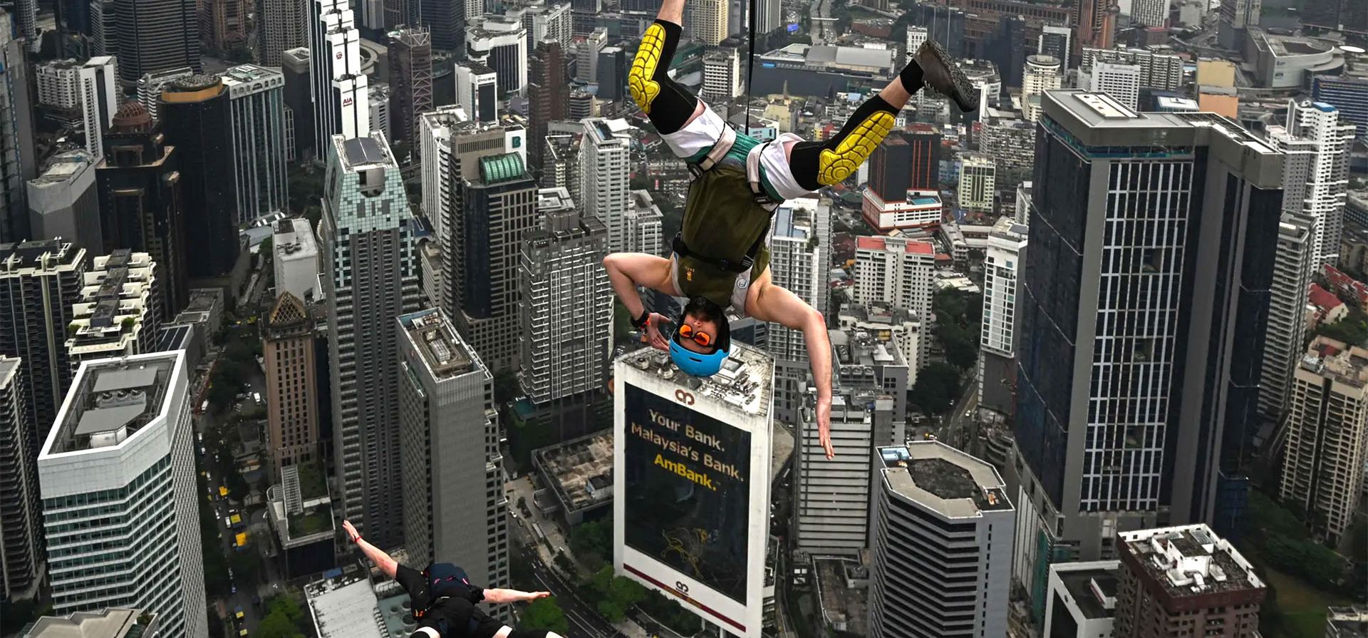 El saltador base Sean Devlin de los Estados Unidos salta desde la cubierta abierta de 300 metros de altura de la Torre de Kuala Lumpur. Fotografía: Mohd Rasfan/AFP/Getty Images
