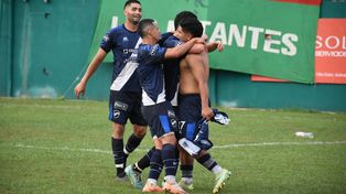 El recién ingresado Diego López acaba de convertir y desata el festejo de la visita y la tristeza rojiverde.