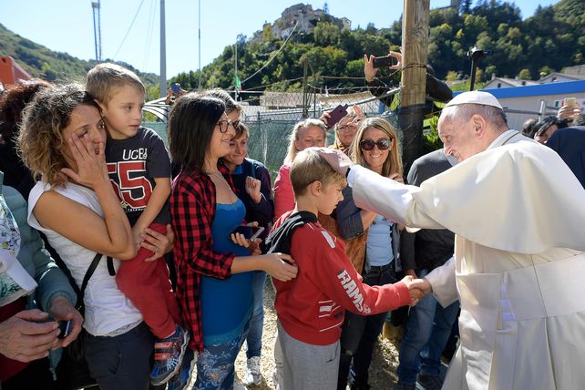 El Papa Francisco llegó de sorpresa a Amatrice y hubo un sismo