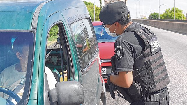 Atentos. Efectivos de la polic&iacute;a solicitan la documentaci&oacute;n que avala la excepci&oacute;n para poder transitar en la ruta.