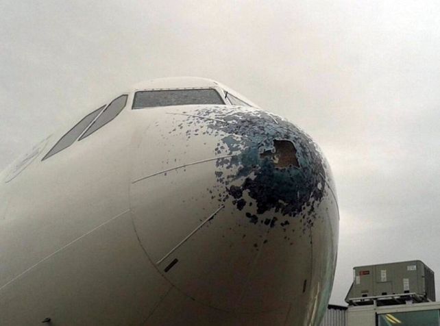 Así quedó un avión golpeado por la tormenta al aterrizar en Ezeiza