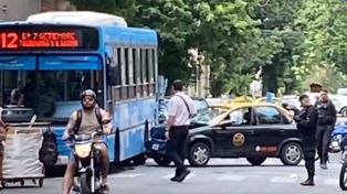 Captura de TV. El choque paralizó el tránsito en el centro rosarino.