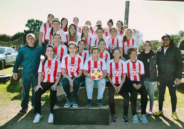 Rosarinas. A la izquierda Castagnari con las seleccionadas y a la derecha