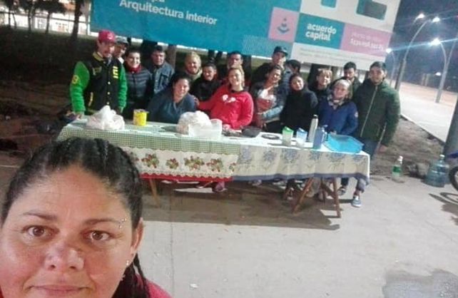 El grupo de amigos y vecinos que se juntan para dar de comer a los que más necesitan.&nbsp;