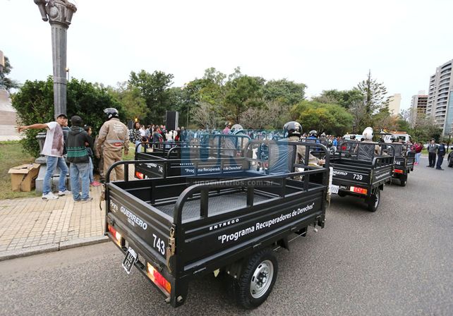 Entregaron motocarros a 23 familias