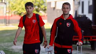 Valentino Acuña junto a Ángelo Martino en el predio de Bella Vista. El juvenil sería la apuesta de Lunari. (Foto: Canob)