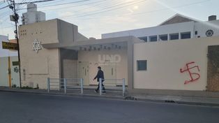 Pintaron una esvástica en el frente del Museo Judío Hinenu