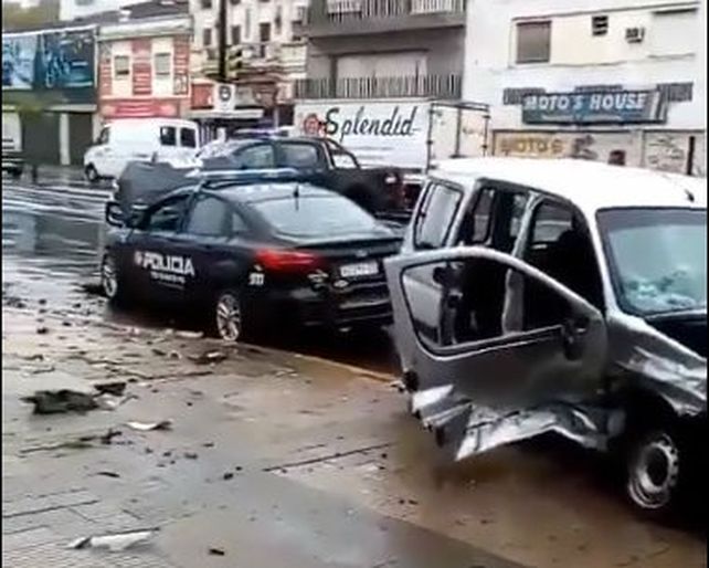 La violencia del impacto quedaron en evidencia en la parte lateral de la Kangoo. (Foto:&nbsp;@pablo71800017)