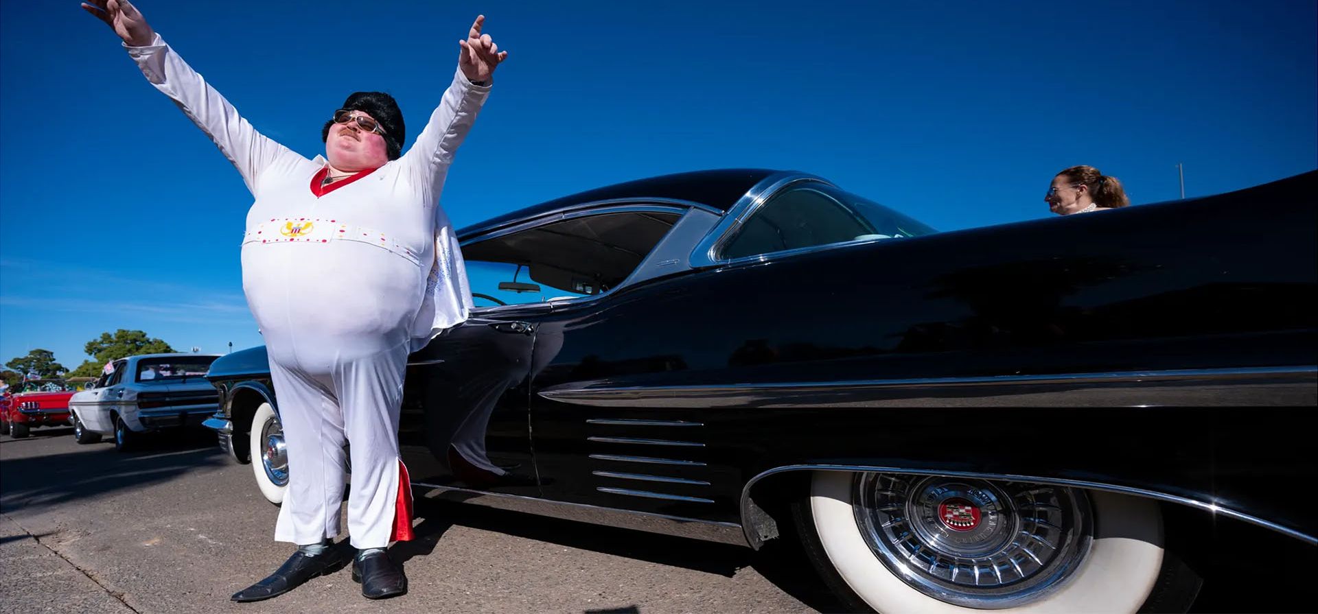 Un imitador de Elvis antes del desfile callejero de North Parkes Mines, Parkes, Australia. El Festival Parkes Elvis se celebra anualmente durante cinco días. Fotografía: Wendell Teodoro/Getty Images