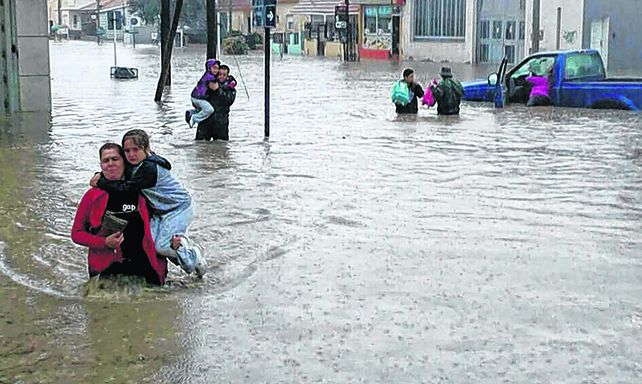 Comodoro Rivadavia. Una madre y un padre con sus hijos a upa. La ciudad chubutense es la más castigada.