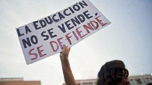 Estudiantes de secundaria impulsaron un semaforazo para protestar por la suba de útiles y los recortes a escuelas