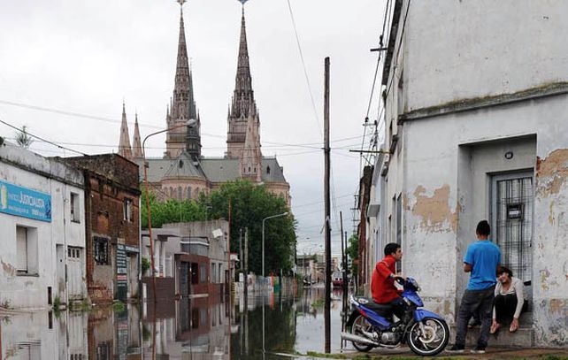 Algunos barrios de Luján ya están severamente afectados por las inundaciones y la situación tiende a empeorar.