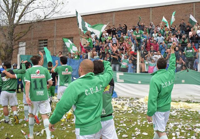 Los jugadores de Unión Agrarios festejan el triunfo en su casa.  Foto Gentileza/Sergio Moreira