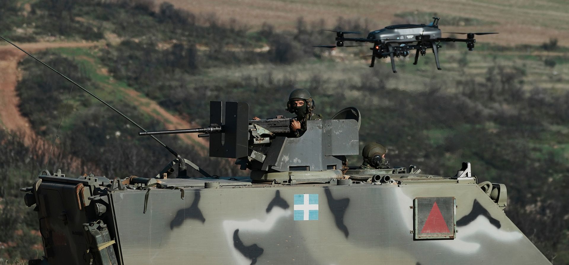 Un dron sobrevuela un vehículo blindado del ejército griego durante un ejercicio de fuego real cerca de la ciudad de Alexandroupolis, en el noreste de Grecia. El ejercicio, que pone a prueba drones y sistemas antidrones de desarrollo nacional, forma parte de los esfuerzos de modernización de la OTAN. (Foto AP/Thanassis Stavrakis) Un dron sobrevuela un vehículo blindado del ejército griego durante un ejercicio de fuego real cerca de la ciudad de Alexandroupolis, en el noreste de Grecia. El ejercicio, que pone a prueba drones y sistemas antidrones de desarrollo nacional, forma parte de los esfuerzos de modernización de la OTAN. (Foto AP/Thanassis Stavrakis)