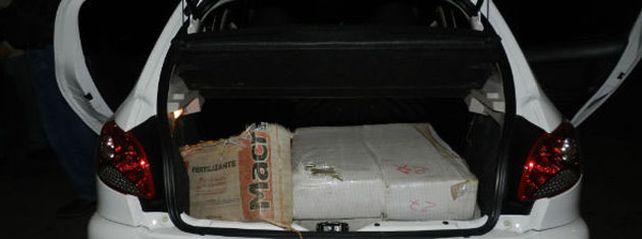 Los 179 ladrillos de marihuana estaba en el asiento trasero de un Peugeot 207 que tenía pedido de captura por haber sido robado en la provincia de Buenos Aires. También se halló un revólver 38 largo.
