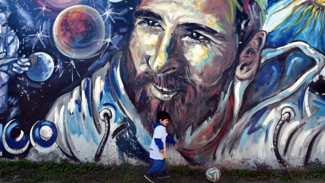 Un niño juega junto a uno de los murales en El Campito