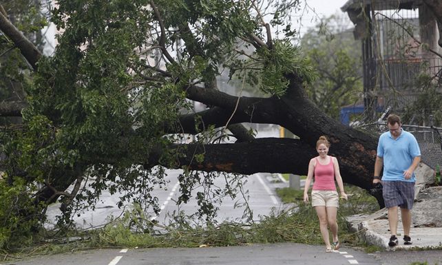 El hurac&aacute;n Irene arras&oacute; con Bahamas y ahora va por la costa este de Estados Unidos