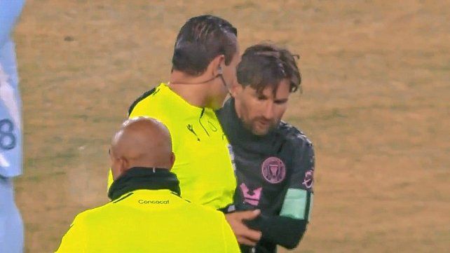 Suspendieron al árbitro por pedirle un autógrafo a Messi en la Concachampions