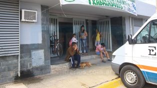 Apuñaló a su primo y le dieron una feroz golpiza sus parientes