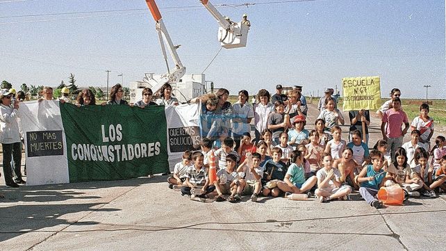 Alumnos de la Escuela N° 67 junto a sus maestros pidiendo soluciones.