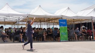 Una gran cantidad de personas espera para hisoparse en el Galpón 17 del parque a la Bandera.