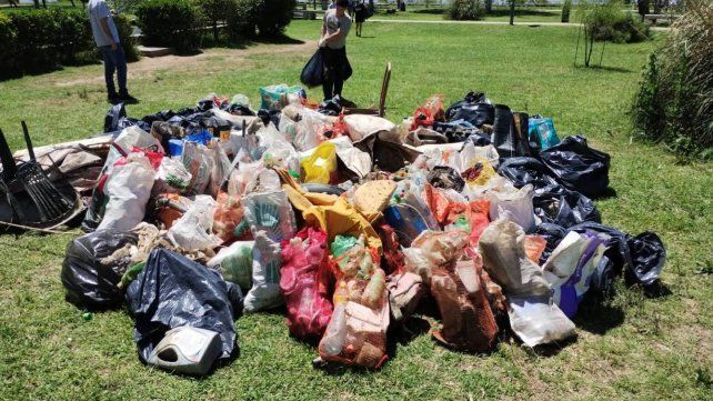 Parte de la basura recolectada en las orillas del río Paraná durante este sábado.
