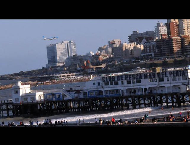 Avión de Aerolíneas sorprendió a turistas con vuelo rasante en Mar del Plata
