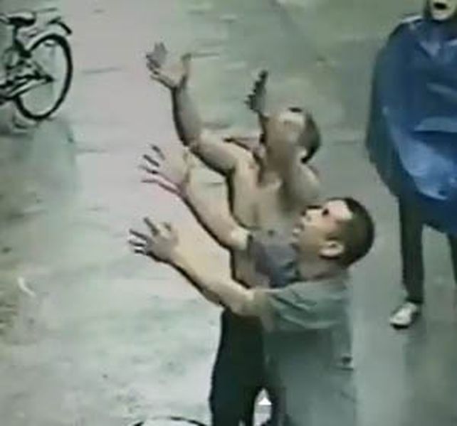 Los vendedores chinos que salvaron al bebé que cayó de un edificio.