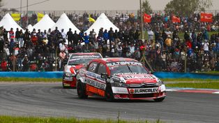 Facundo Chapur ya superó a Gastón Iansa y la multitud detrás no se perdió detalle de una final bárbara de la Clase 3. El Turismo Nacional dejó huella en el Fangio de Rosario.