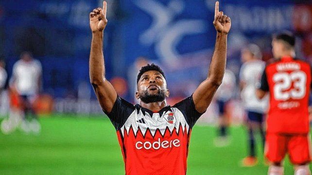 Miguel Borja festeja el primer gol de River en Uruguay.