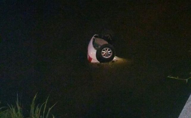 Tres personas fueron rescatadas del interior del auto que cayó al Riachuelo.