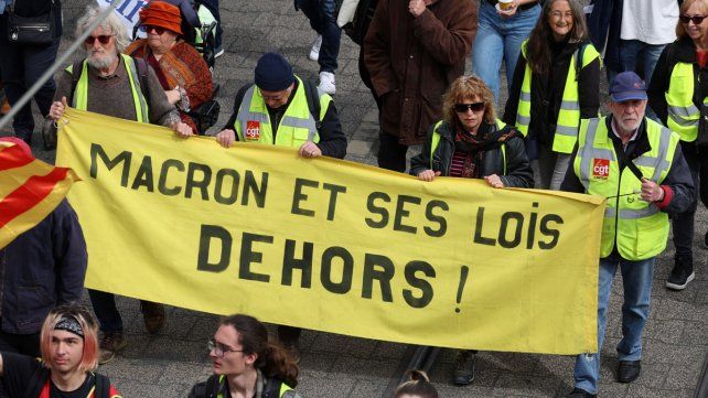 Francia: Emmanuel Macrón rechaza el referéndum a su reforma jubilatoria