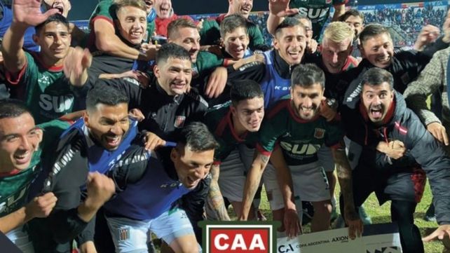 Los jugadores de Agropecuario celebran la gran victoria sobre Racing. El equipo de Diego Osella