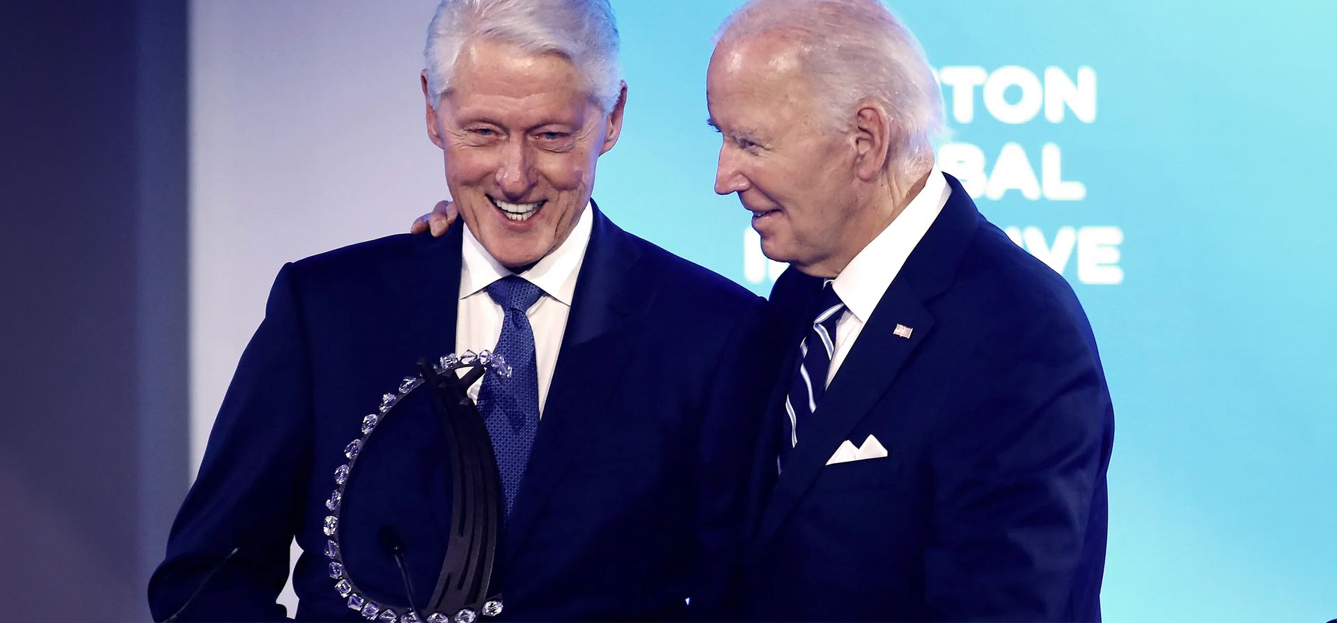 El expresidente Bill Clinton entrega el premio Clinton Global Citizen al presidente Joe Biden durante la conferencia anual de la Iniciativa Global Clinton, Nueva York, Estados Unidos. Fotografía: Leonardo Muñoz/AFP/Getty Images El expresidente Bill Clinton entrega el premio Clinton Global Citizen al presidente Joe Biden durante la conferencia anual de la Iniciativa Global Clinton, Nueva York, Estados Unidos. Fotografía: Leonardo Muñoz/AFP/Getty Images
