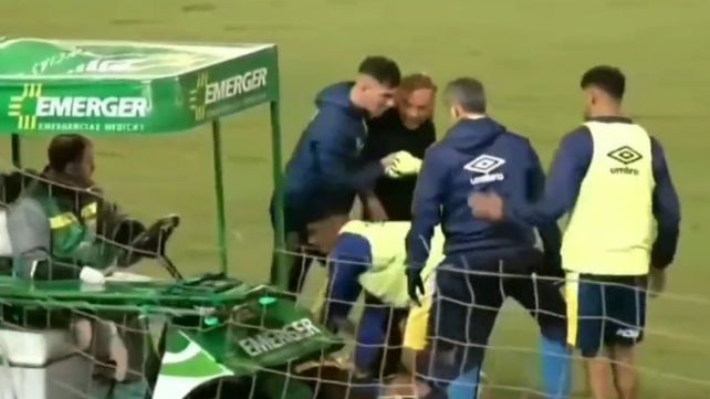 Miguel Ángel Russo se enojó con el médico del carrito sanitario. Luego se disculpó por su reacción. (Imagen de video)
