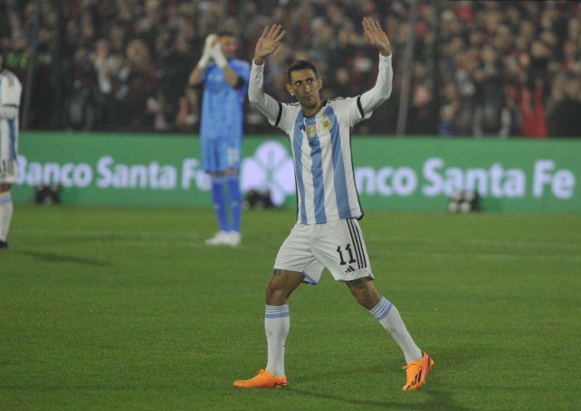 Di María fue ovacionado por en el Coloso en el partido homenaje a su amigo Maxi Rodríguez.
