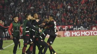 Newells venció a Blooming con una gran producción y se afianza en la Sudamericana