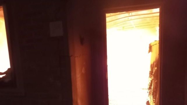 El incendio ocurrió esta mañana y el fuego se extendió por toda la vivienda de la zona sur.