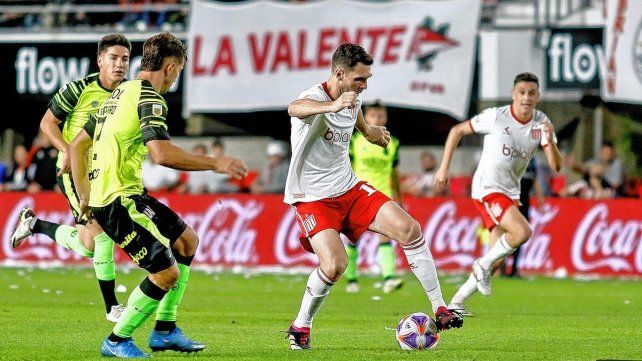 Estudiantes logró una nueva victoria y quedó a seis puntos de River.