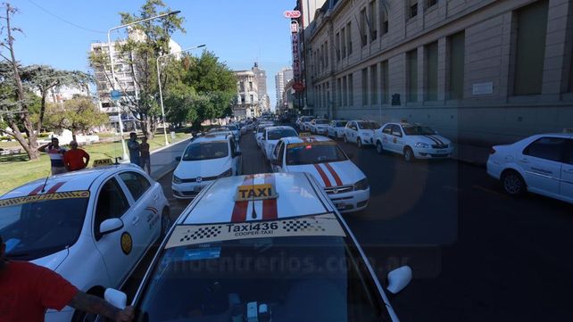 Taxistas de Paraná cortan calles para poder aumentar tarifa