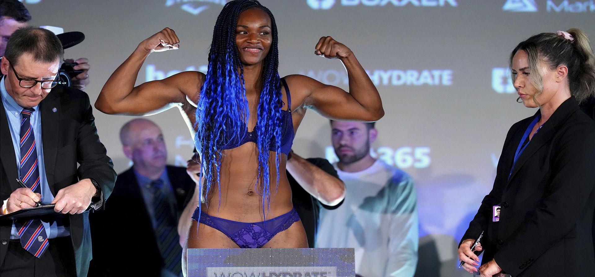 La boxeadora estadounidense Claressa Shields gesticula durante el pesaje en el Genesis Cinema, Londres, el viernes 14 de octubre de 2022.