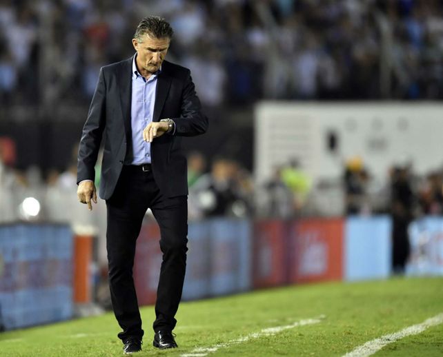 Mira el reloj. Bauza
